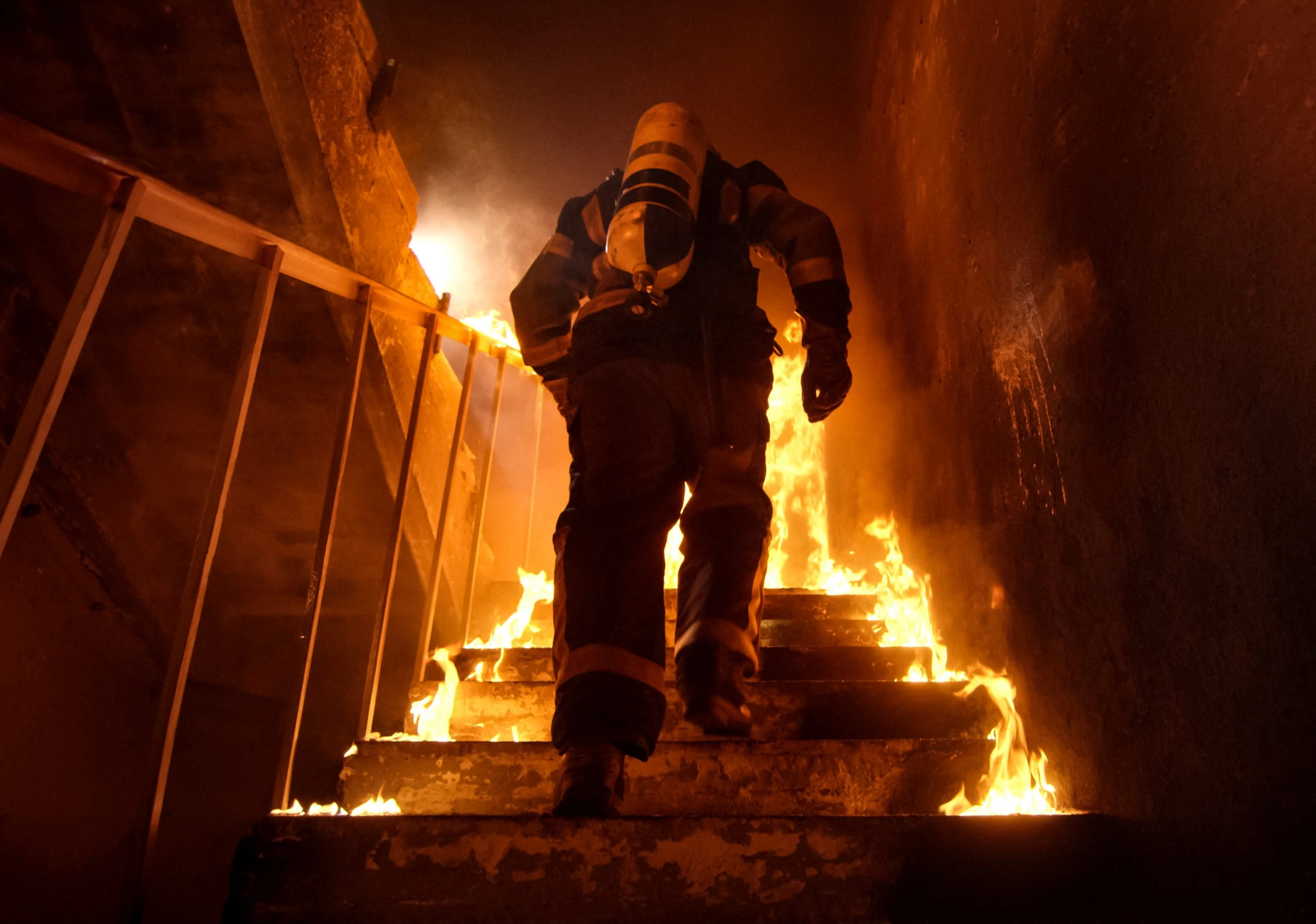 Courage Under Fire: Fearless Firefighter Saves Lives in Blaze